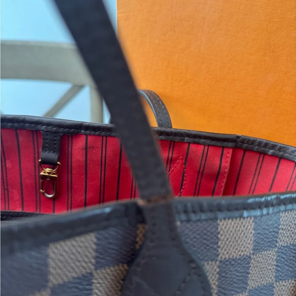 Louis Vuitton Red Striped Interior - Picture 5 of 7